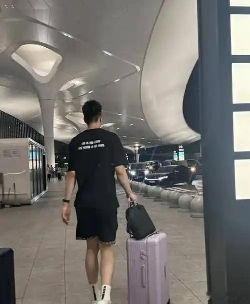 媒体人：余嘉豪已启程返回西班牙，不参加今天的全运会决赛。北京时间今日，据媒体人白