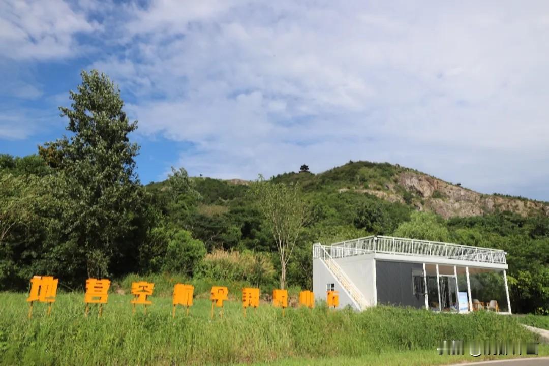 【庐江万山镇滑翔伞飞行营地投入运营】
近日，万山滑翔伞航空飞行营地在庐江县万山镇