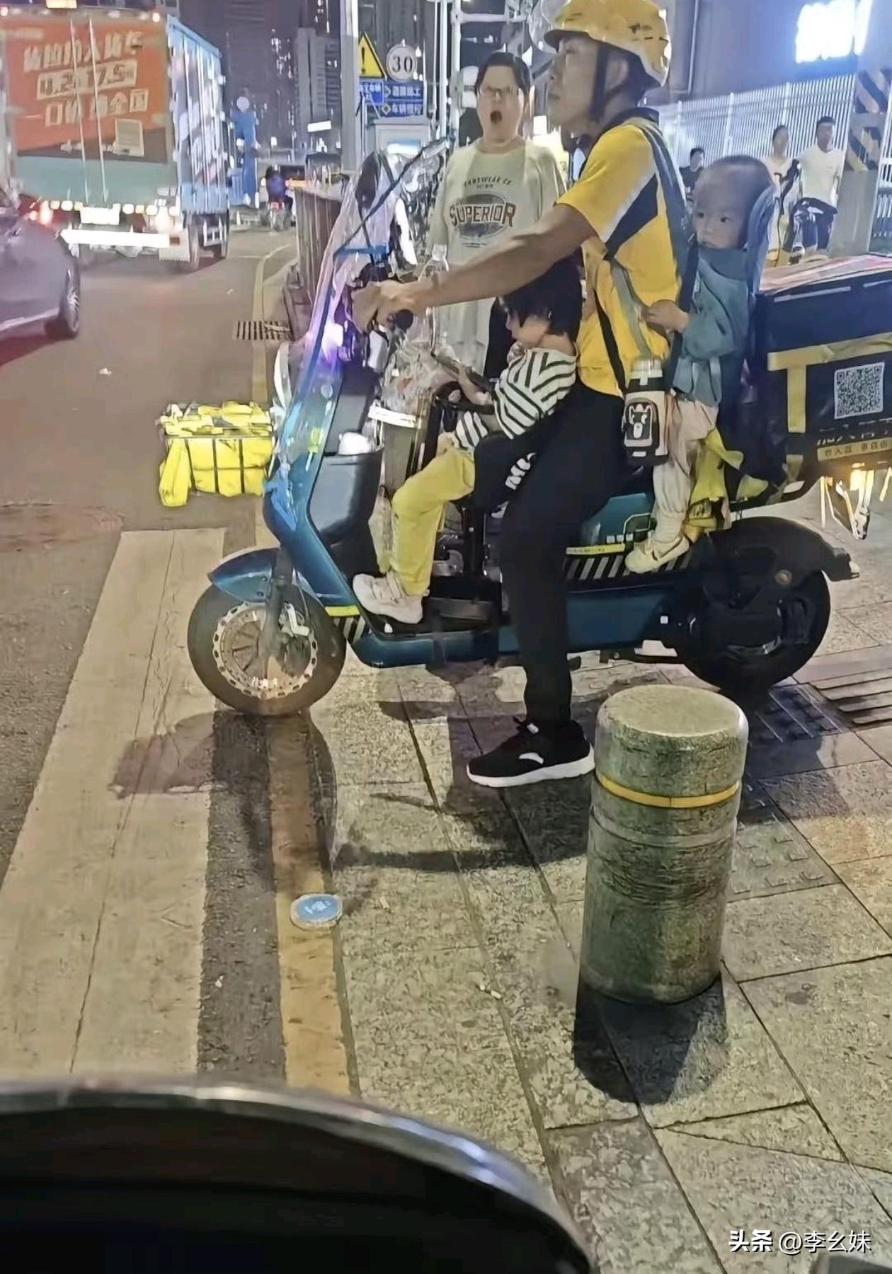外卖小哥带着两个孩子送外卖！太难了！