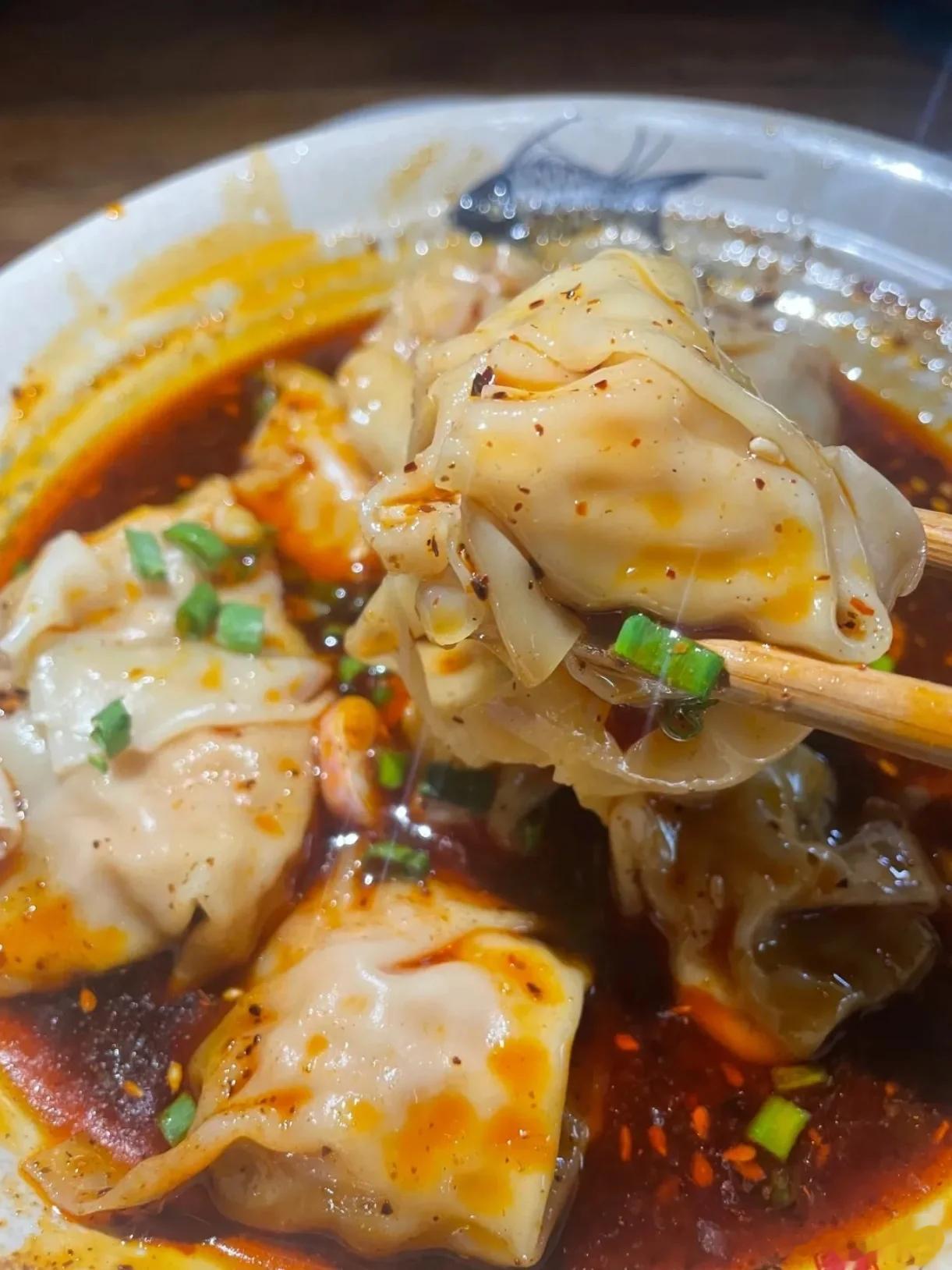 成都美食推荐·李记特色抄手·李记特色抄手，门面小小的面馆，路边很好找，原先抄手和