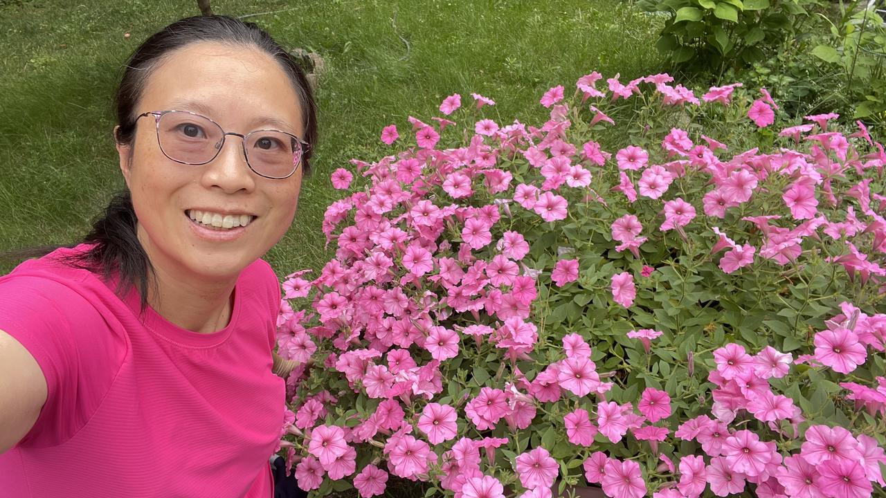 我这件浇花的衣服，是不是和矮牛很配？