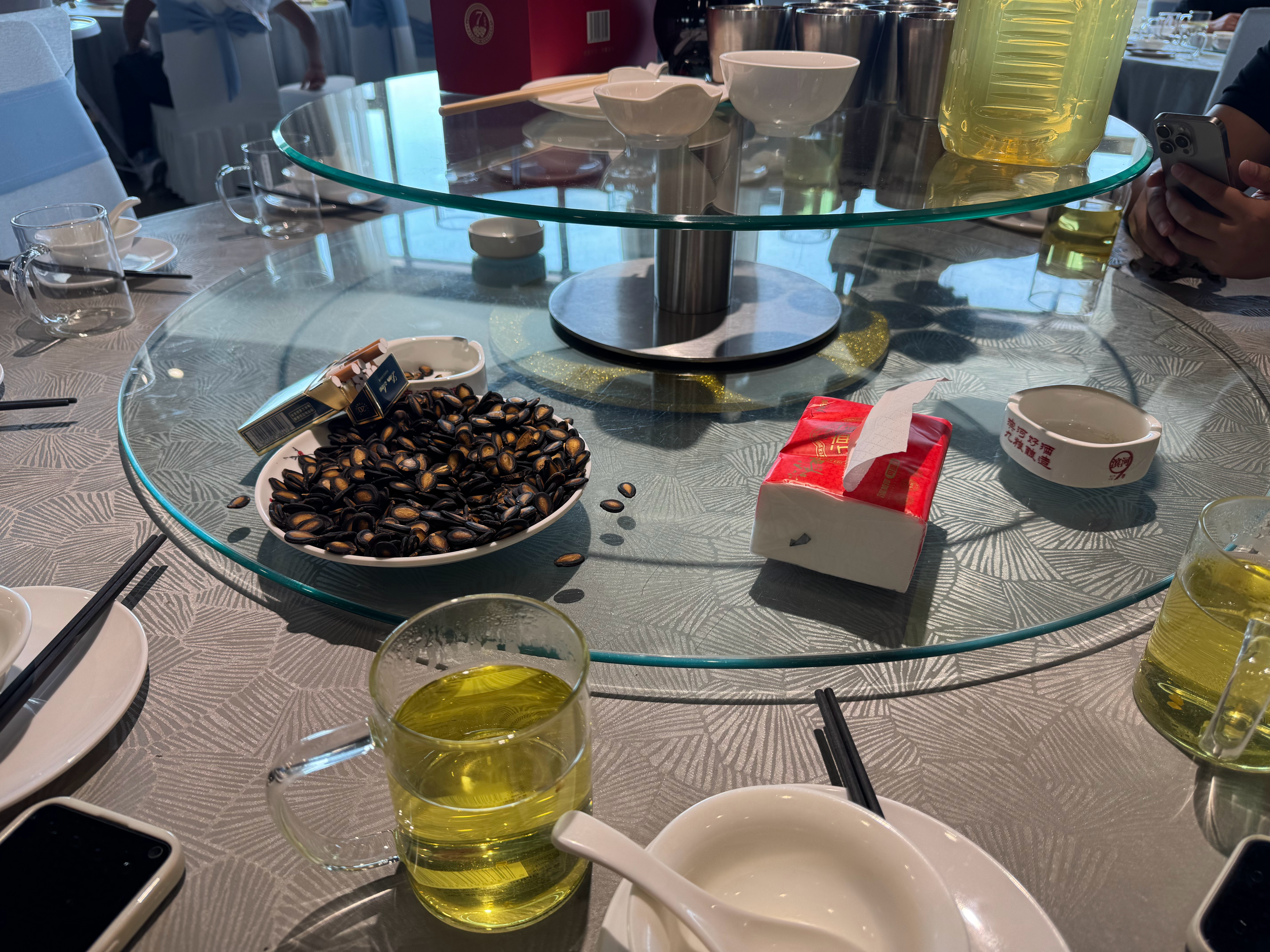 甘肃的席，严肃等待 ​​​