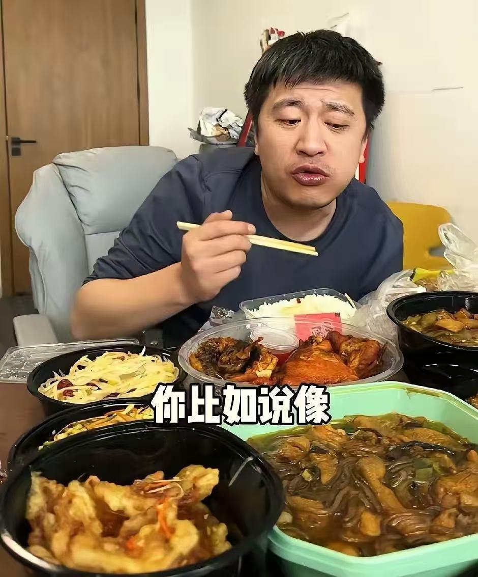 这是张雪峰今天中午出镜吃午饭的画面。一碗米饭六碗菜。
盛大菜用的是塑料盒子，大概