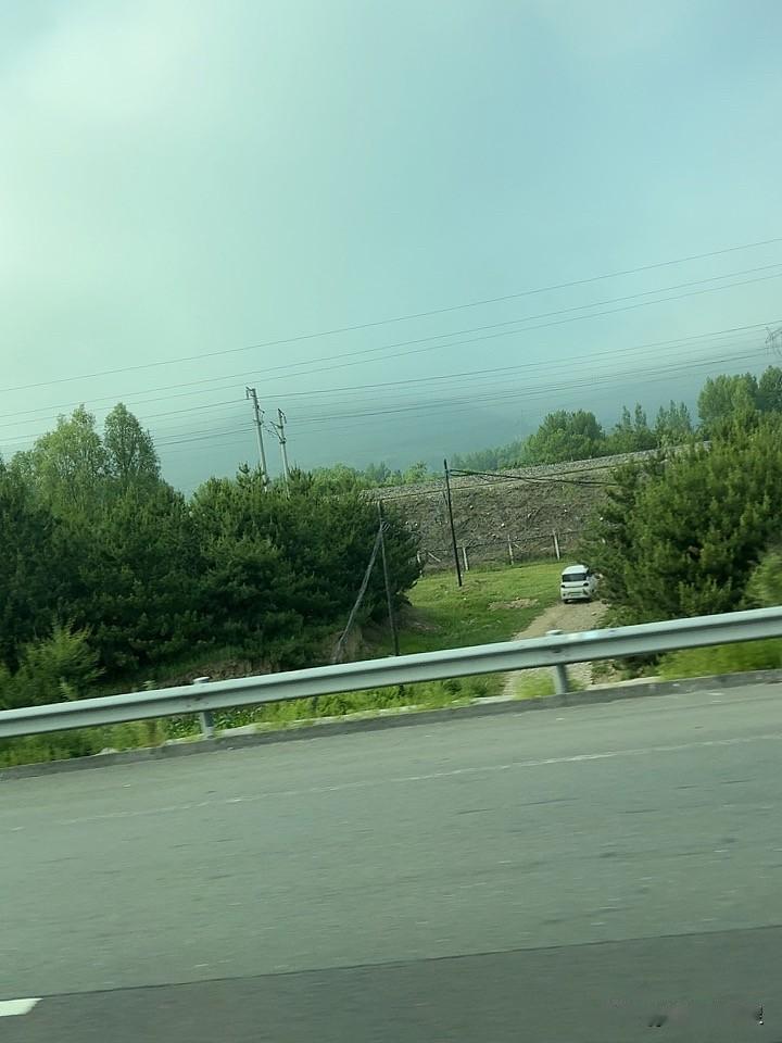山上仙气缭绕，层峦叠嶂。路上的车也不算多，双向八车道。这样的高速真爽。