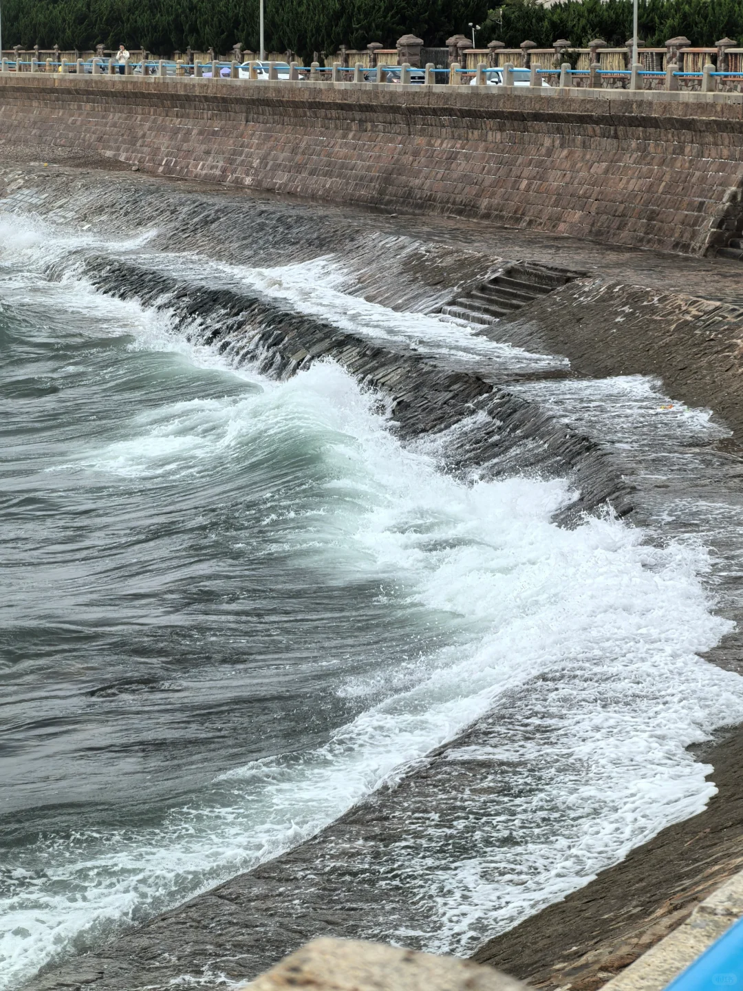 10.13青岛街头实况 海浪翻滚钓鱼游泳不耽误