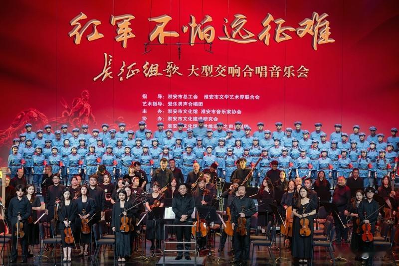 《长征组歌》绝对是忆往昔的绝佳载体。之前在兴国县长征组歌大剧院，《长征组歌》全版