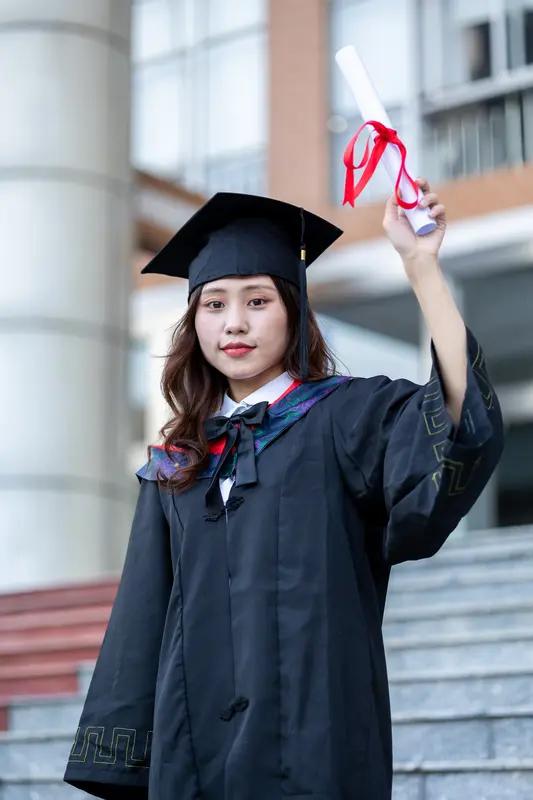 **“高校毕业生被“996”压榨？真相竟藏着3个你不知道的细节！”** 

 监