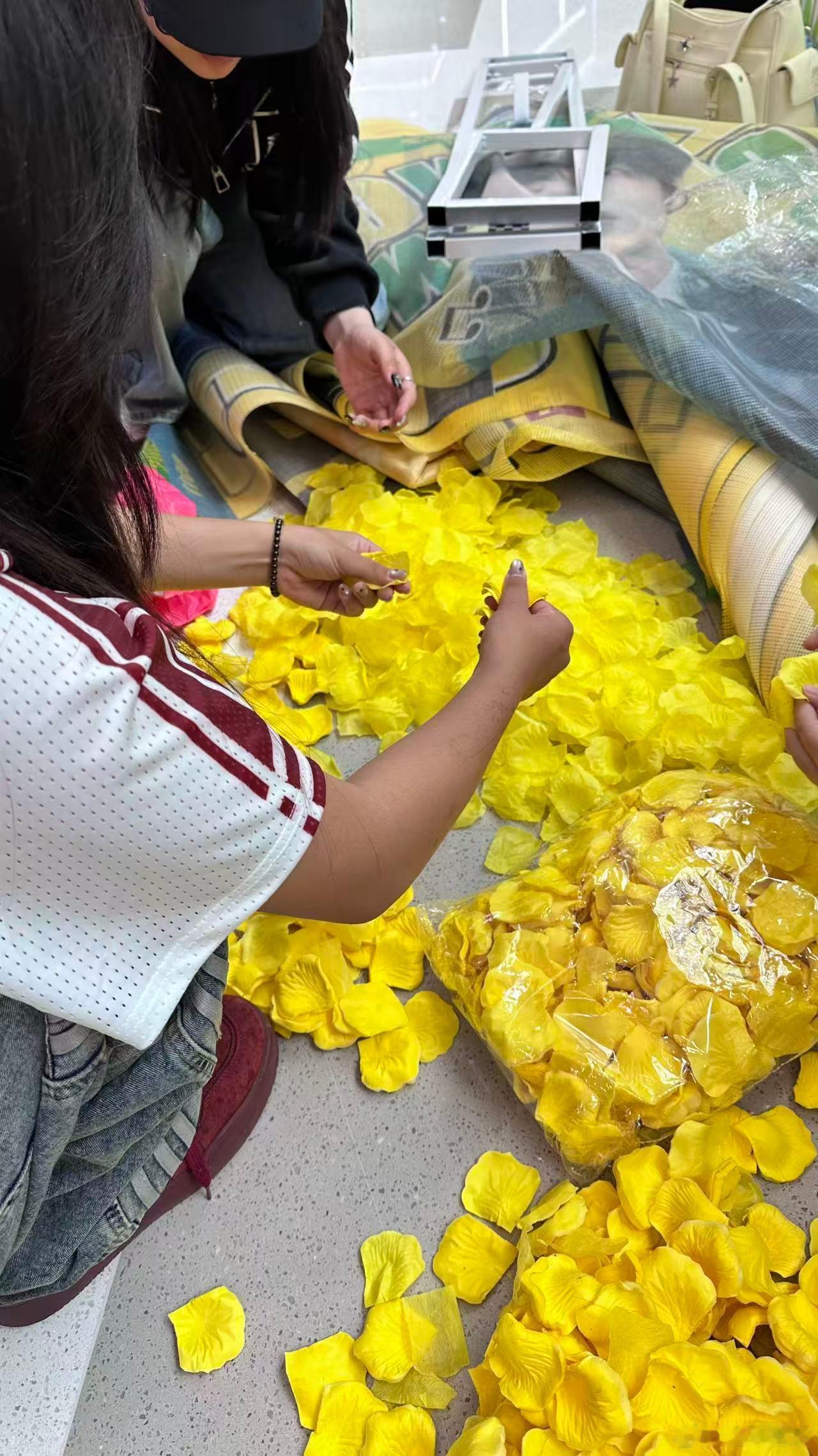 一群女孩正在努力搓花中 