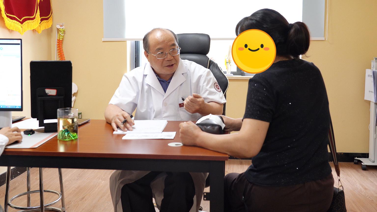 咱们当医生的，每天面对那么多患者，心里就想着一件事，一定要把他们的病治...
