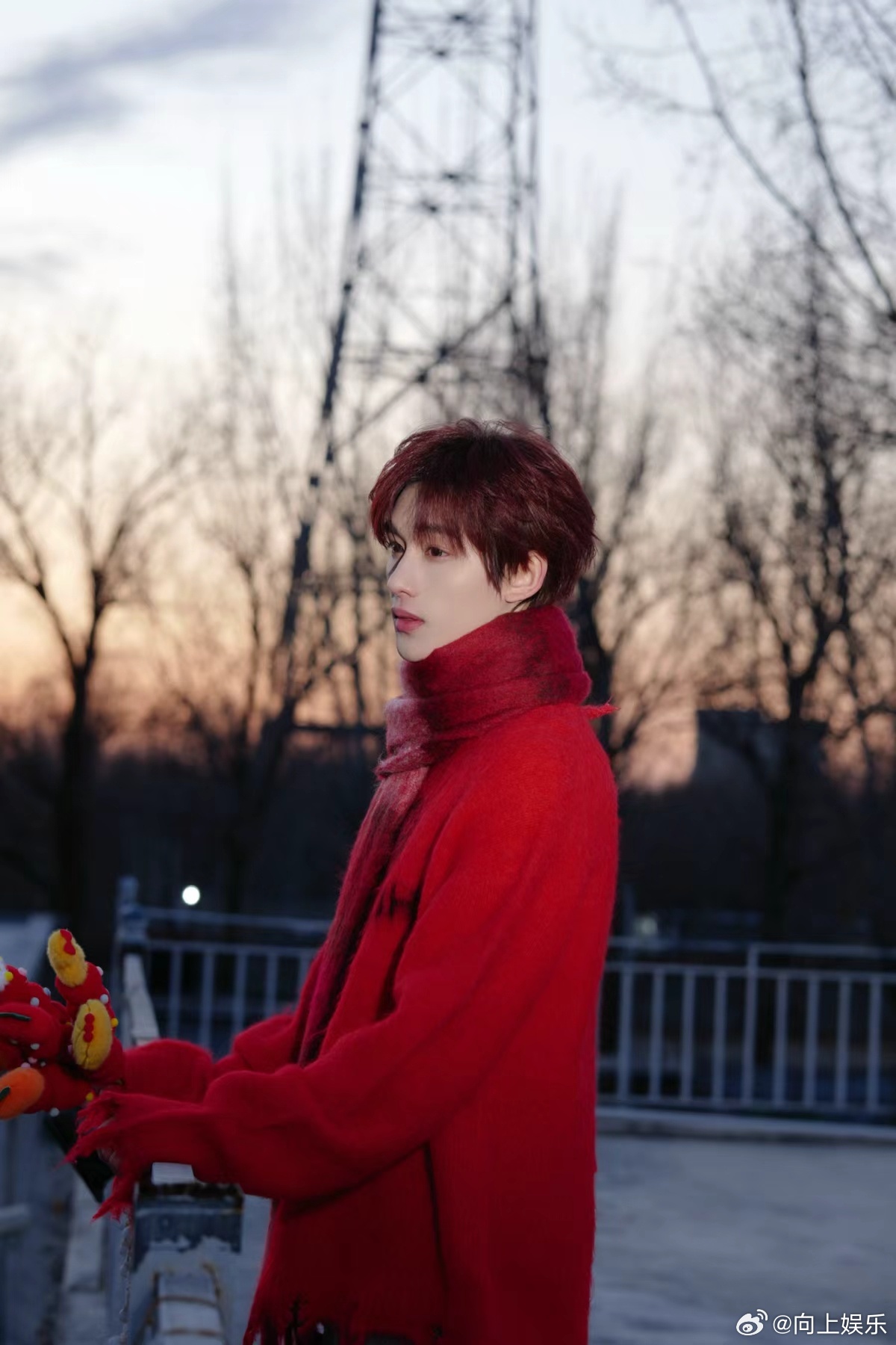 丁程鑫天台故事plog 丁程鑫天台故事plog来啦  红色毛衣vs黑色短袖，不管