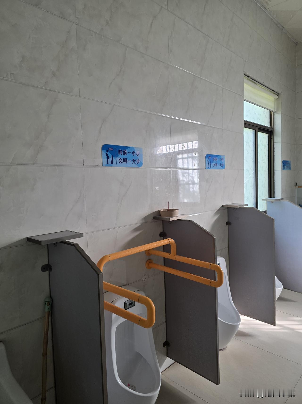 全国的男厕里好像都有这句话，但不知它的“威力”究竟有多大……

“向前一小步，文