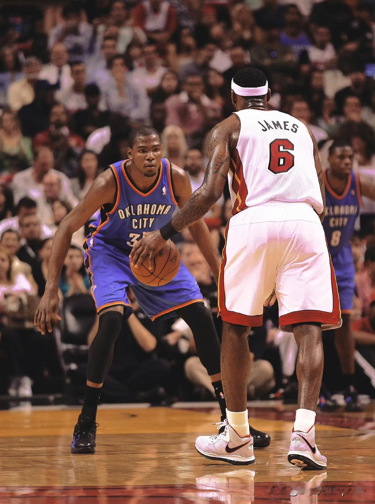 杜兰特接受官网采访被问到谁是自己心中最难防守的球员：

“我会说是迈阿密时期的詹