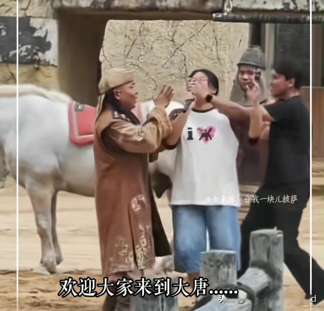 一声“常来长安”，为何要捂住嘴闭麦?
 
深圳的文旅现场，一名陕西女孩即兴拿起话