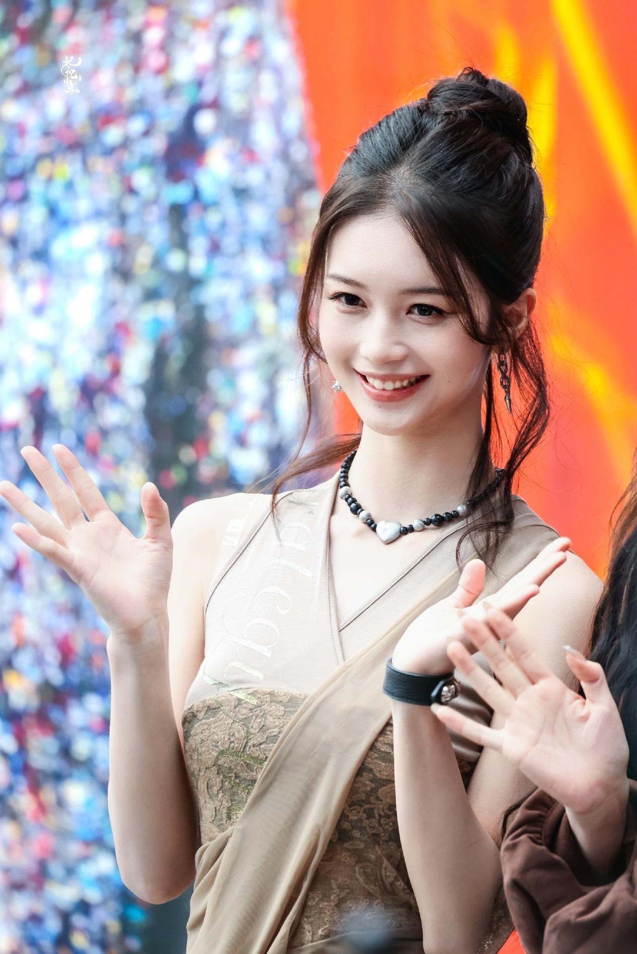 胡静怡甜妹解锁工装风！丸子头碎发灵动又元气