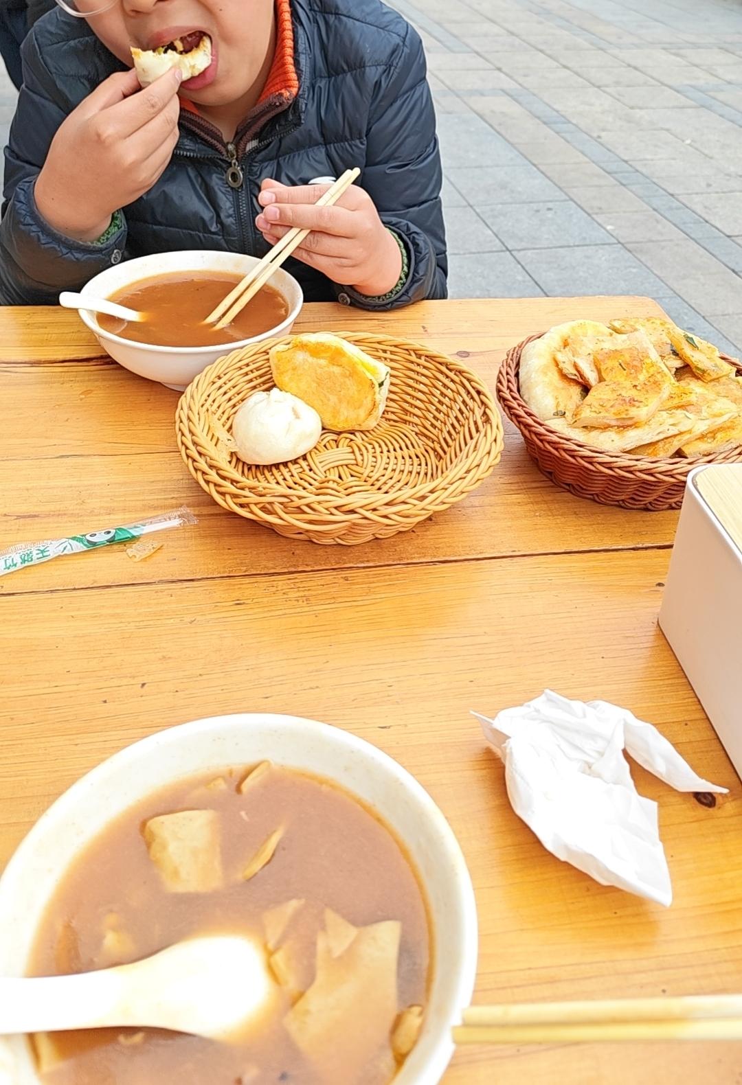 河南正宗胡辣汤和水煎包，居民区都少见3元一碗的胡辣汤了，都是6元起步美食辣汤 胡