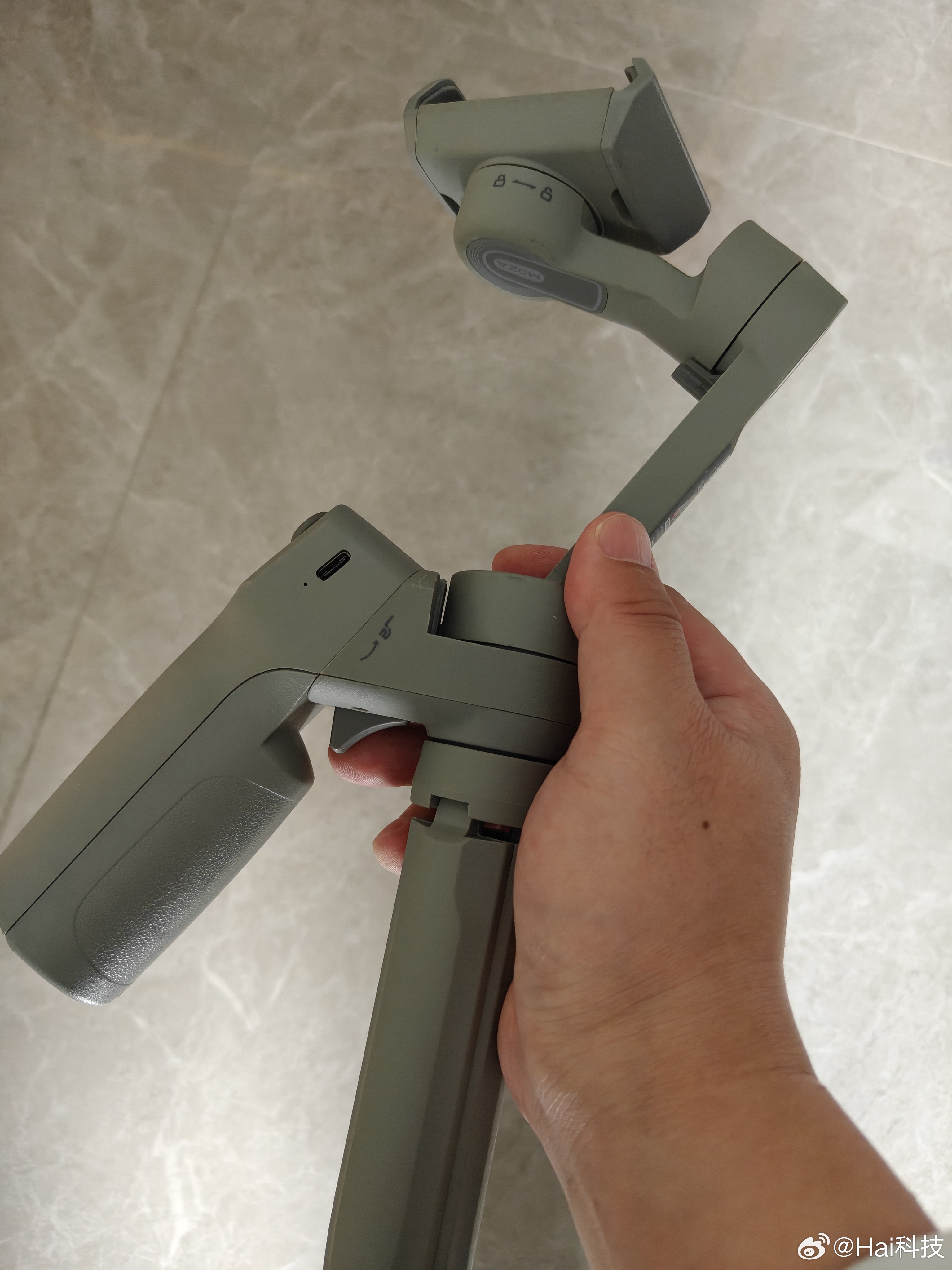 收拾东西，好几个手持稳定器，准备丢了…可能手持稳定器都没想到自己被口袋相机彻底干