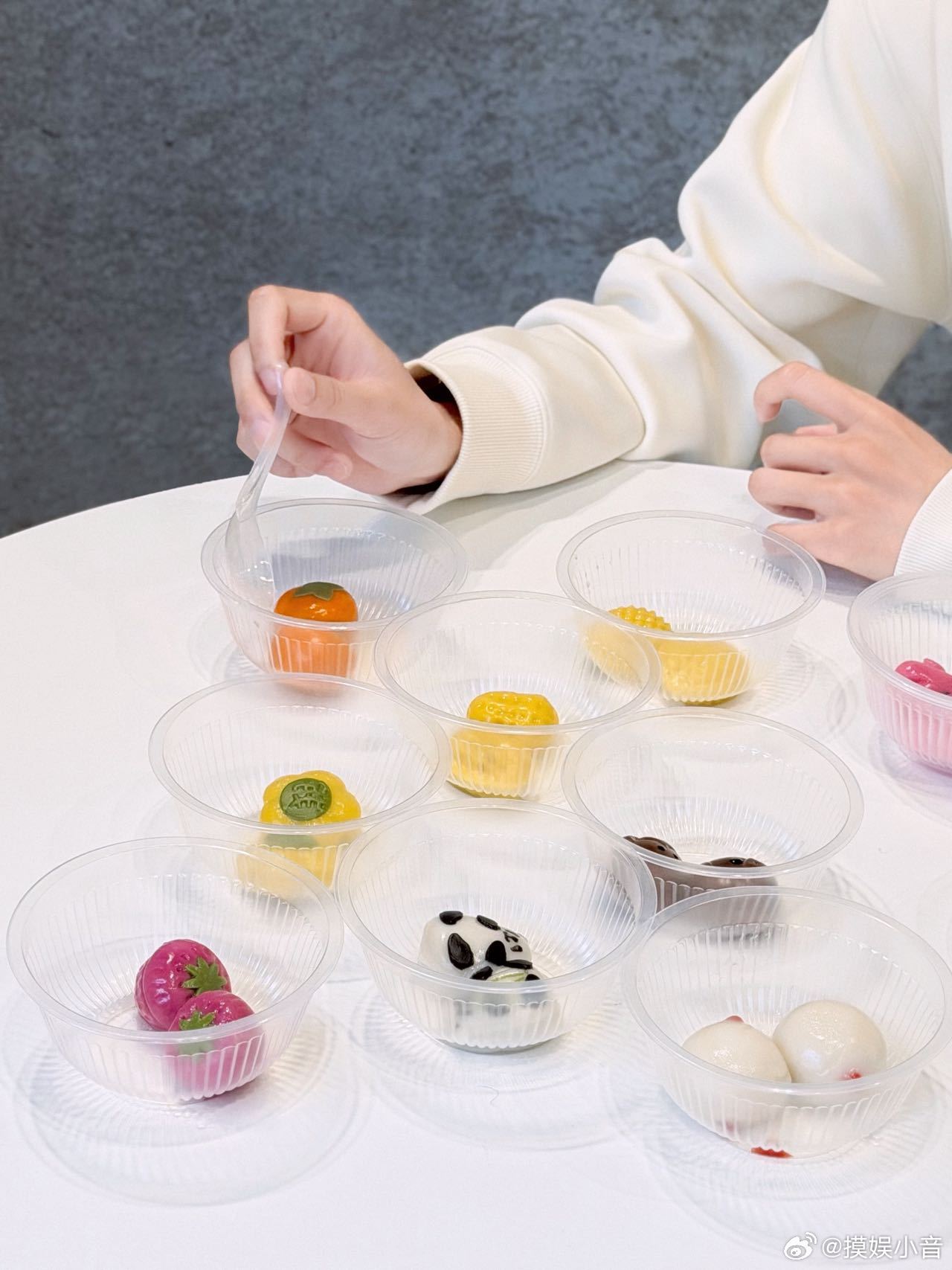 王源时髦汤圆测评  元宵节发博乐趣满满，测评各式各样的汤圆简直大饱口福，看起来都