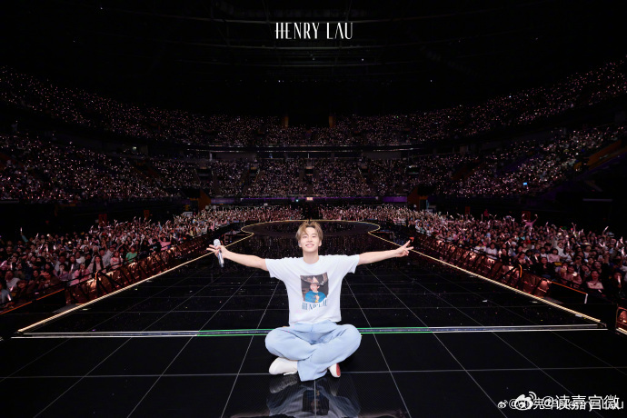 刘宪华北京演唱会和粉丝一起过生日刘宪华珍惜和粉丝的每一次见面  一同许愿一同实现