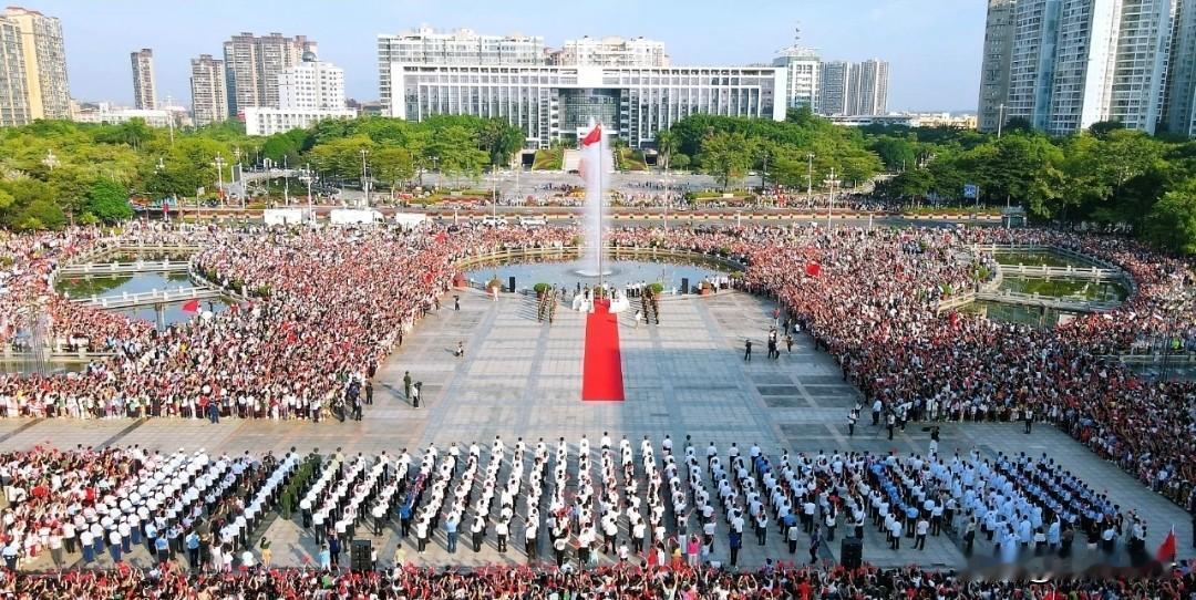 来自广西人的爱国情怀！
今天早上各地在市政广场举行了隆重的升旗仪式，庆祝祖国76