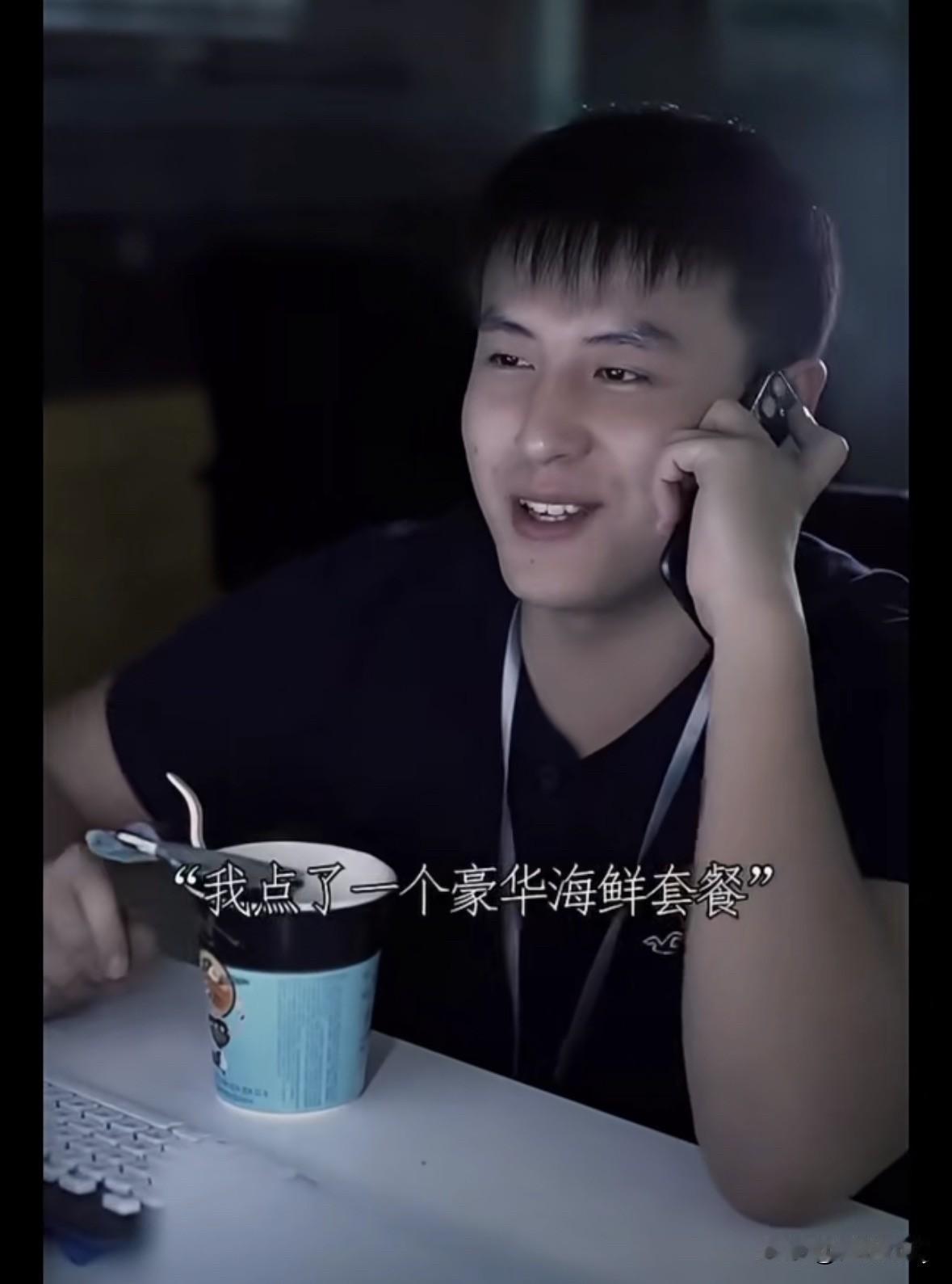 这还是满脸胶原蛋白时期的刘萧旭，那会就算笑也压根也看不出法令纹，一看就是一个邻家