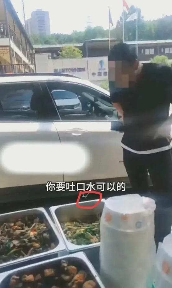 嫉妒使人面目全非!浙江一女子花16000在工地旁租了一块地卖盒饭，12元一个人，