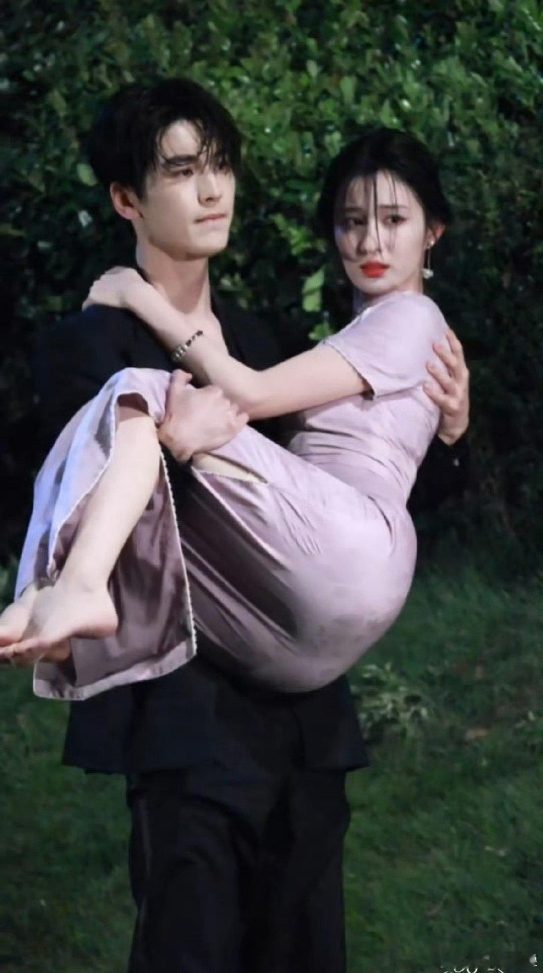 个子真的搭上了.你想象晚意谭儿这么抱楚然，笑4，根本抱不“撑tou”谭不大厚底增