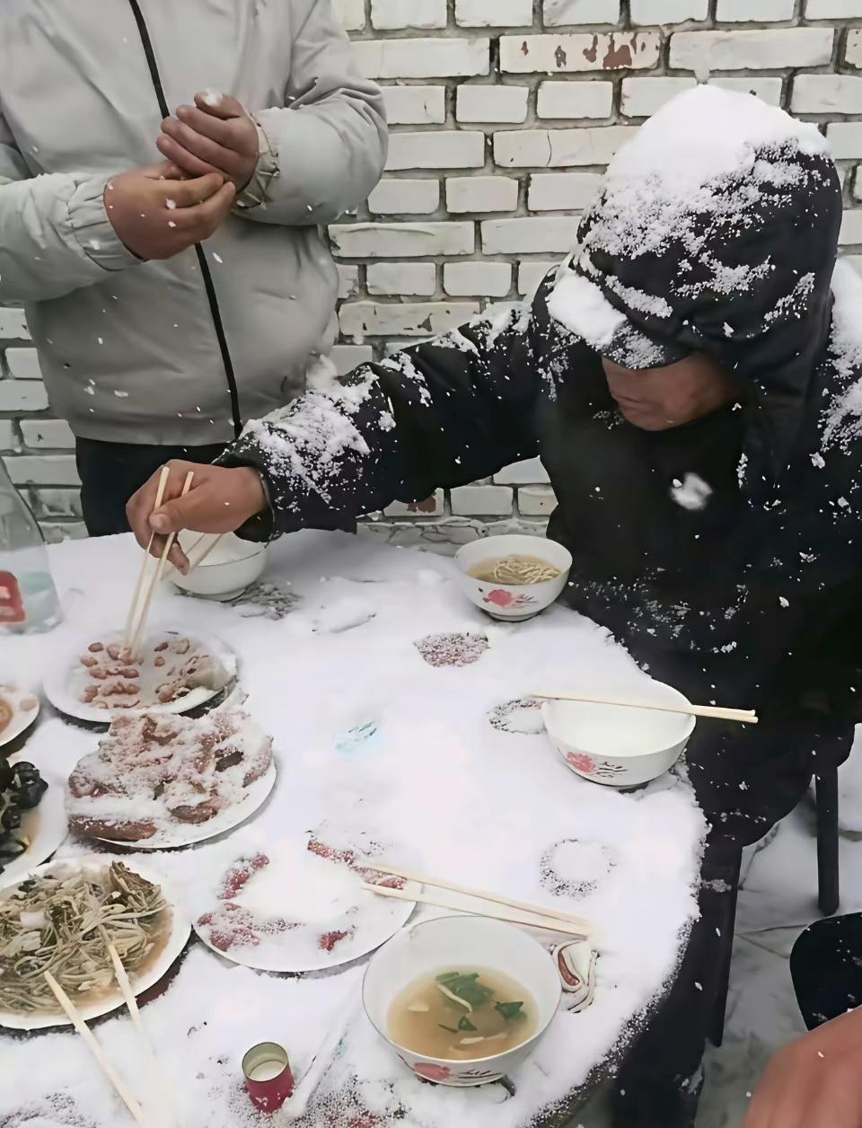 看着都觉得冷啊，换着是我，份子钱给去，都不想来这里遭罪吃饭了。[我想静静]