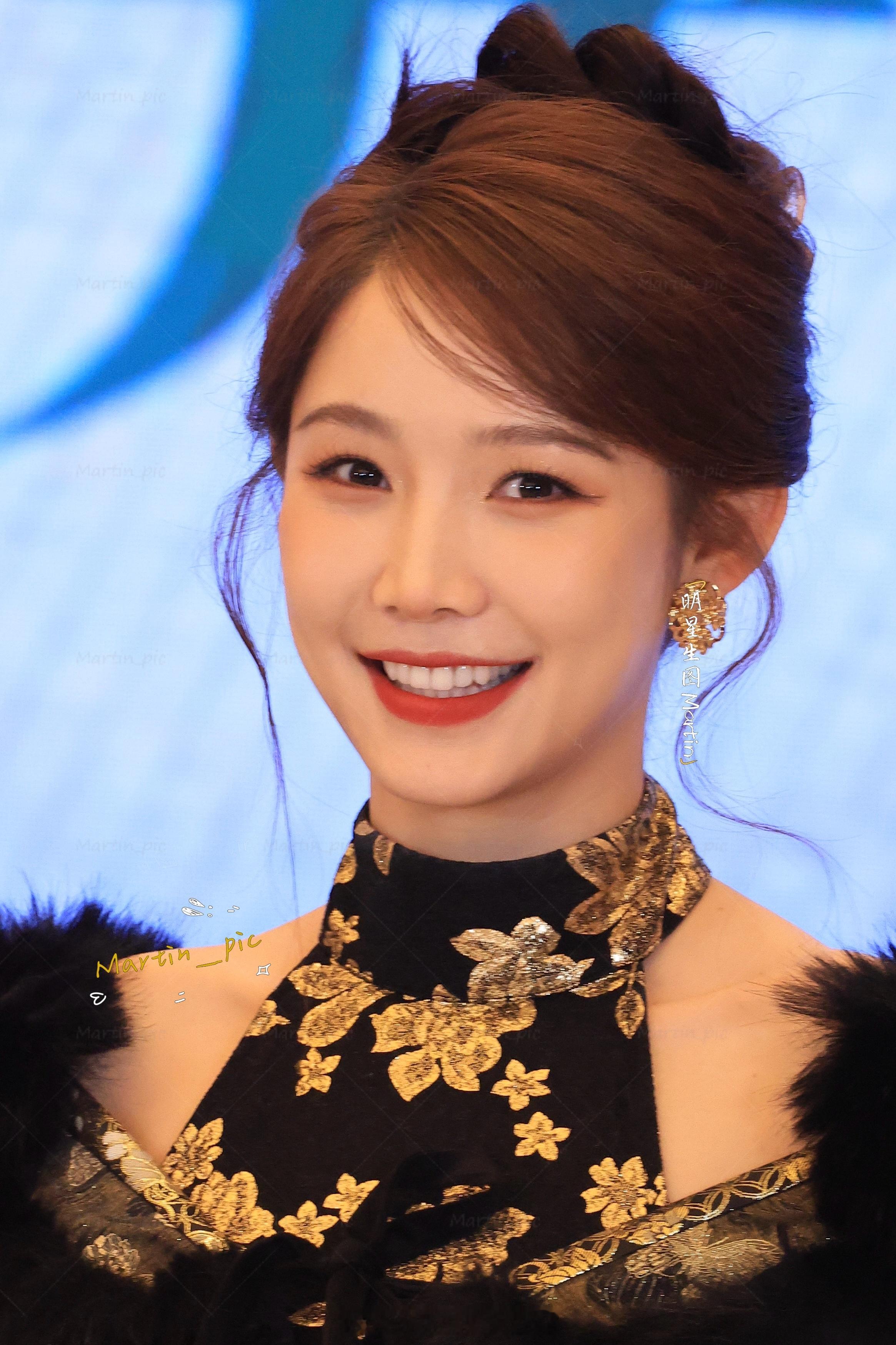 张南 张南玉茗茶骨首映礼生图实际是笑得甜甜的一枚小可爱张南回应再演恶女玉茗茶骨今