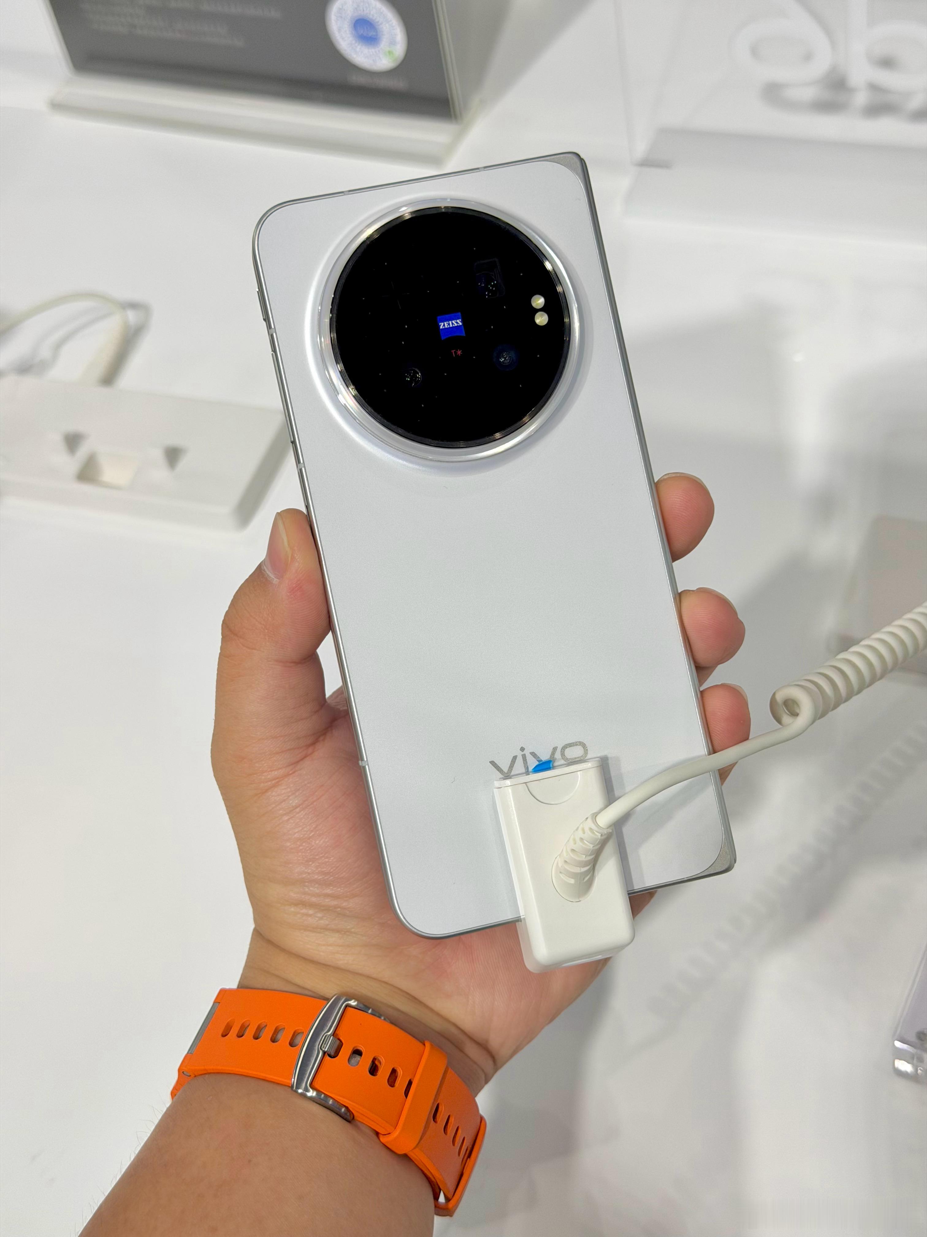 刚落地上海就飞奔来MWC 2026现场，很重要的一个点就是为了来看vivo X 