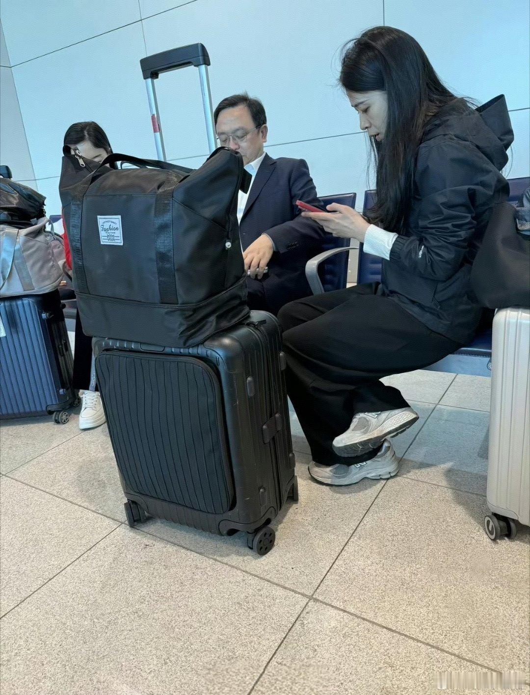 船夫哥是真低调，网友在迪拜机场遇到了，就跟普通人一样，没有任何架子，就这么和大家