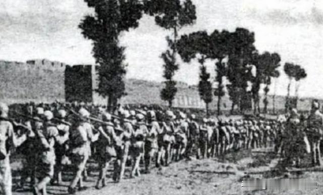 1943年，新四军副营长肖选进误入敌人阵地，他一看反正已身入虎穴，跑也跑不了，干