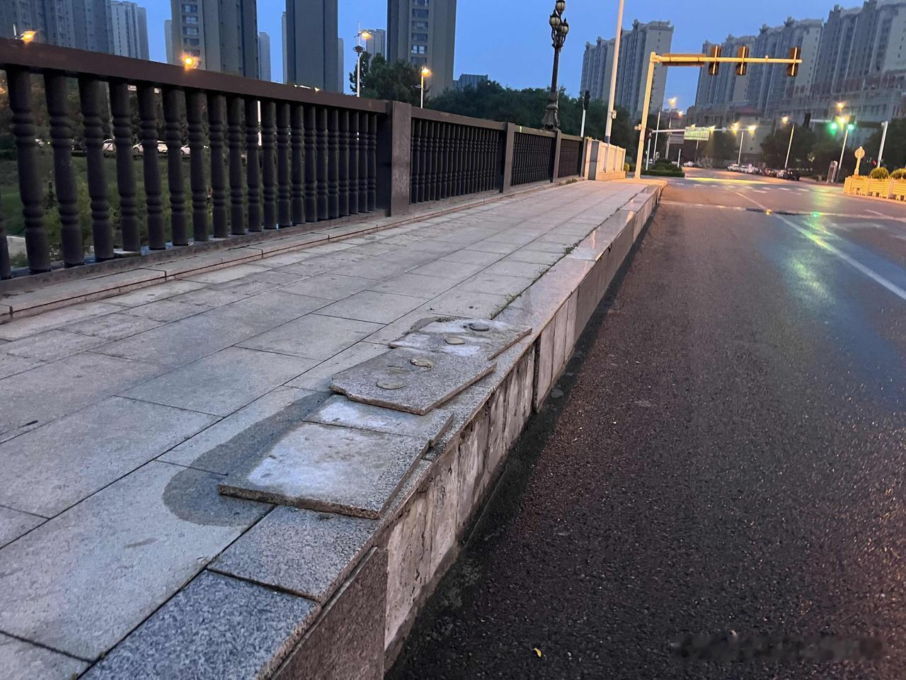 山东滨州新立河黄河一路桥两侧的贴砖总是掉下来，仔细看看这活干的，不掉才怪！
