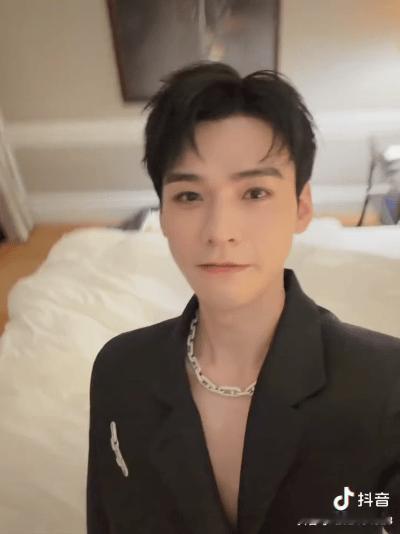 龚俊这个视角[允悲]感觉不是女友视角，像被扑倒视角 ​​​