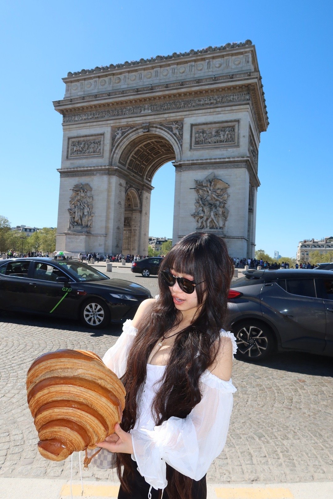 耗时两周终于把这个超大号的牛角面包🥐吃完了因为哈兰德前一阵也去巴黎吃了牛角，我