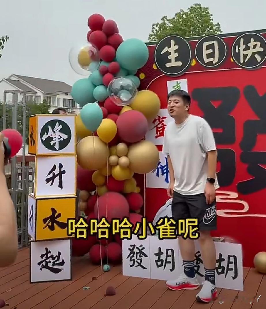 张雪峰真不愧是网络大咖，去世这么多天了，依然流量不减，网络上的相关话题持续不断。