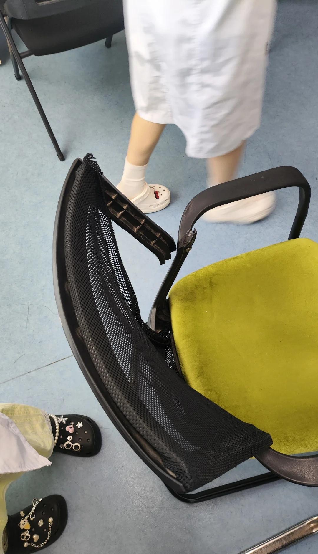 骨科的椅子，骨折了！？！
该咋整🤔？
骨科见习