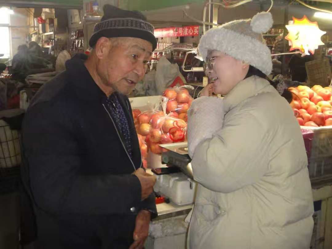秦岭笑谈社会实践曲阜师范大学 【集市中搭把手，年货里传温情】腊月二十七，年味正浓