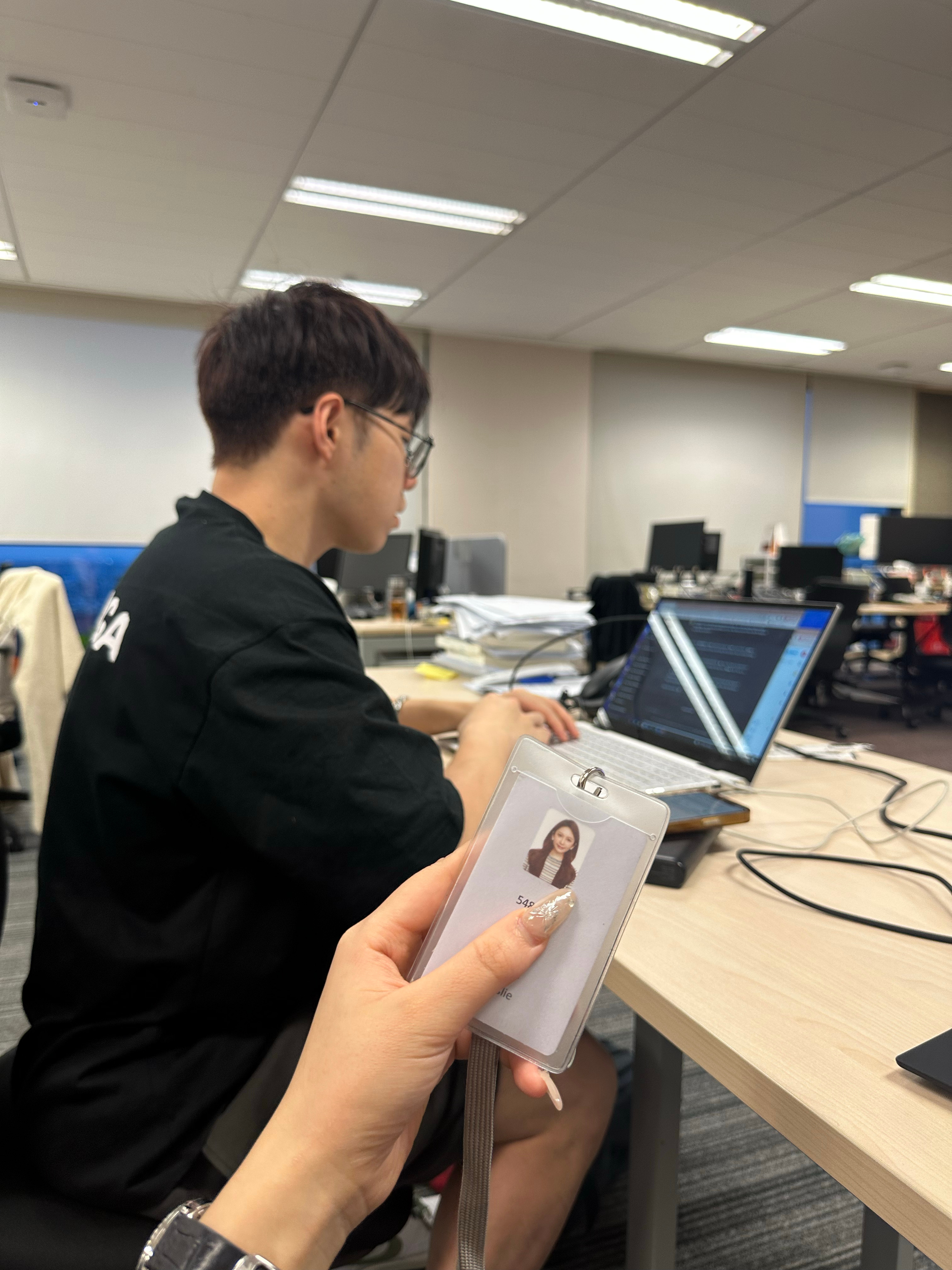 今天一起床就陪着我来成都所赶报告这个点儿了不渴不饿也没去健身房继续安安静静坐在我