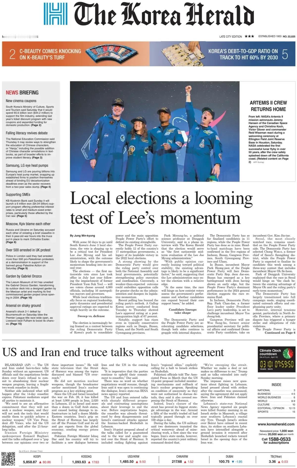 《韩国先驱报》头版报道称，该报刊登一张美国登月飞船返回过后，宇航员合影照片。
对