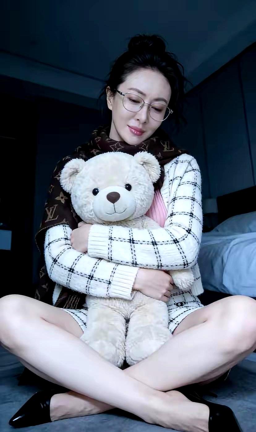 54.9%职场人天天烦到失眠
 

一件黑白针织衫陪我扛下所有
 

见客户那天