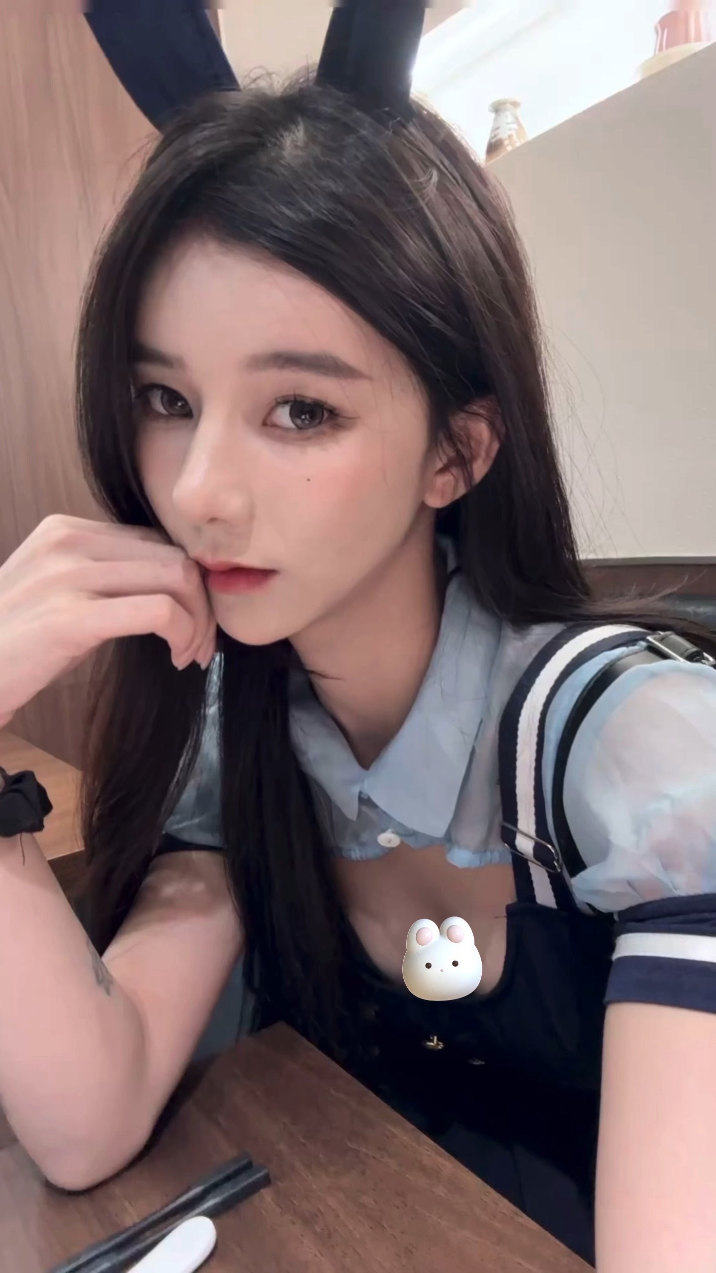 你怎么和谁都聊 罚你一个月不许和我说话了 ​​​