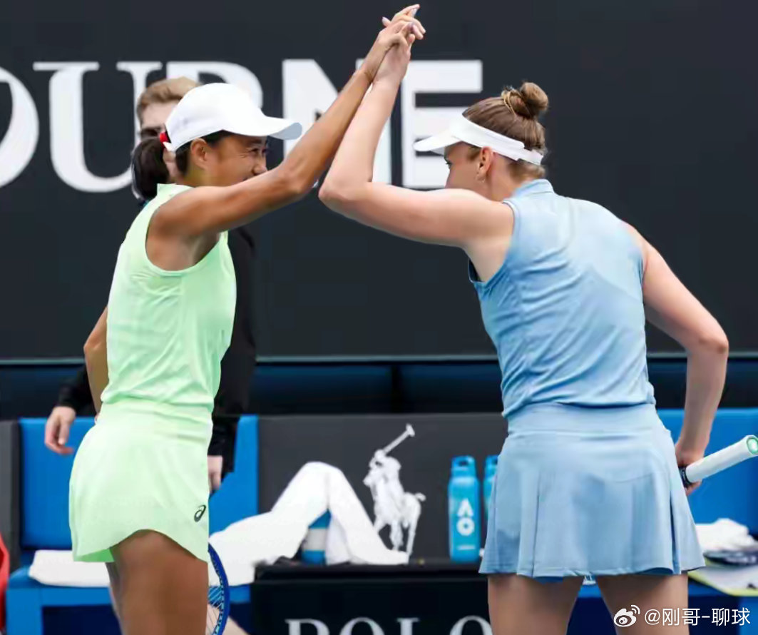 中国金花绽放！澳网冠军救4赛点惊天逆转，张帅组合挺进4强将战头号种子张帅组合晋级