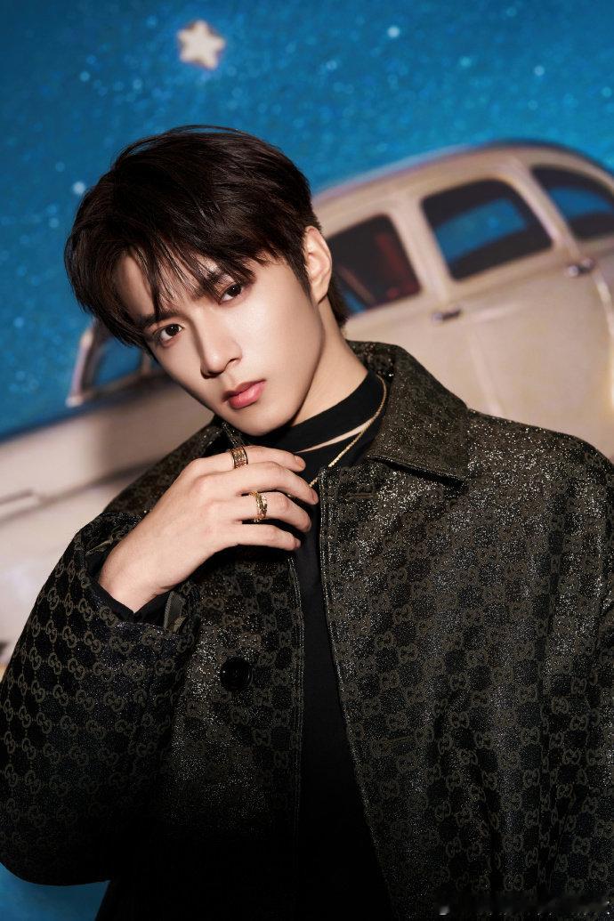 刘耀文和外星人头套 刘耀文和外星人头套，看似无厘头的搭配也这么帅！耀文在硬照这一