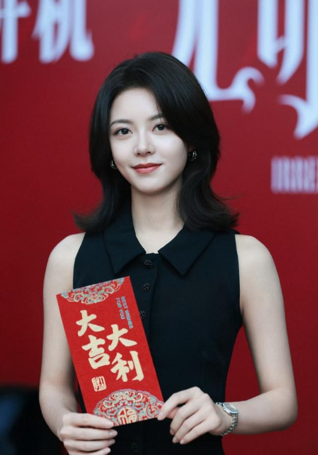 赵今麦和魏大勋这部《无可替代》妆造比她前两部现偶好看多了
比起古偶和现偶，她的长