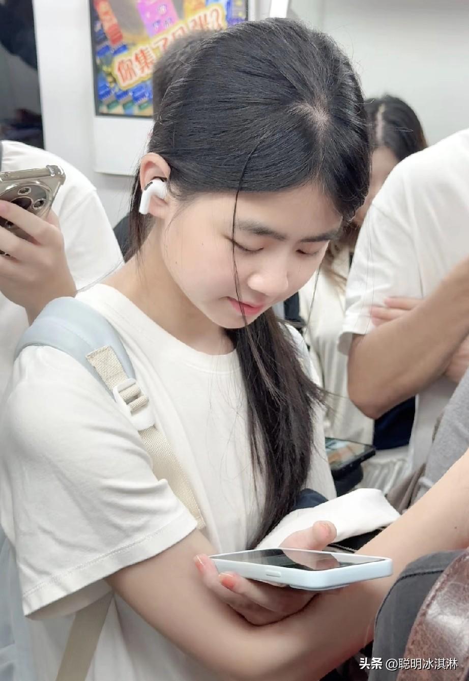 少女沉浸在音乐的世界里，享受片刻的宁静。