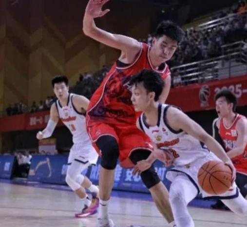 北京时间4月28日19：35，CBA季后赛首轮12进8第一场比赛，广东男篮主场迎