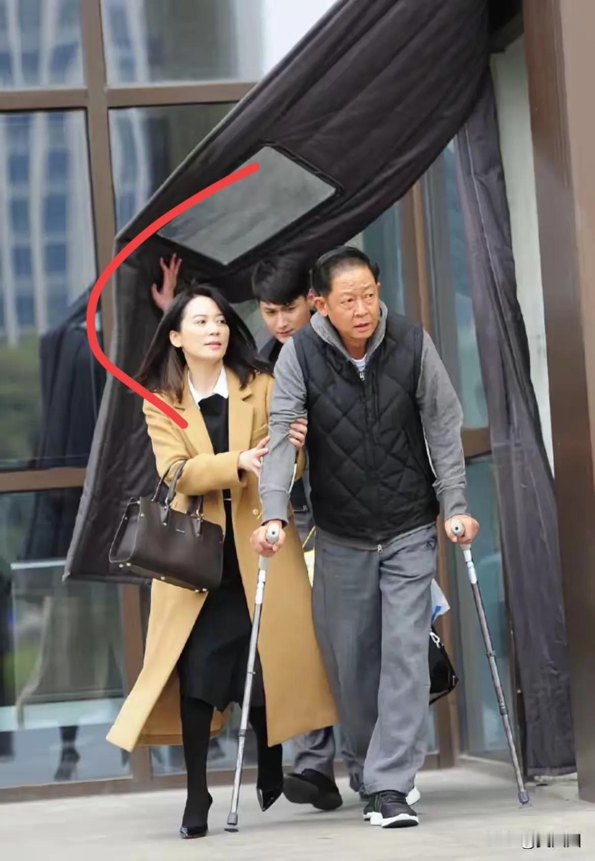 王志文旁边这个女人是谁啊？怎么这么美啊，王志文是演艺圈极具风骨与演技的实力派戏骨