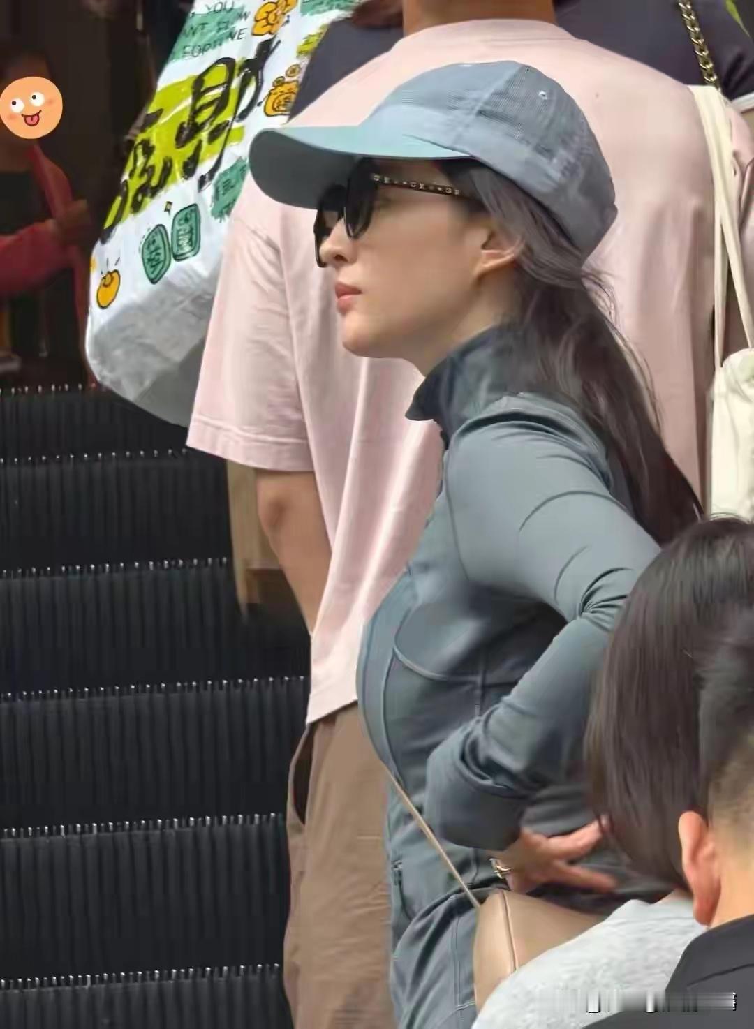 香港街头偶遇刘亦菲！千元Lululemon搭万元LV墨镜，低调又显贵 