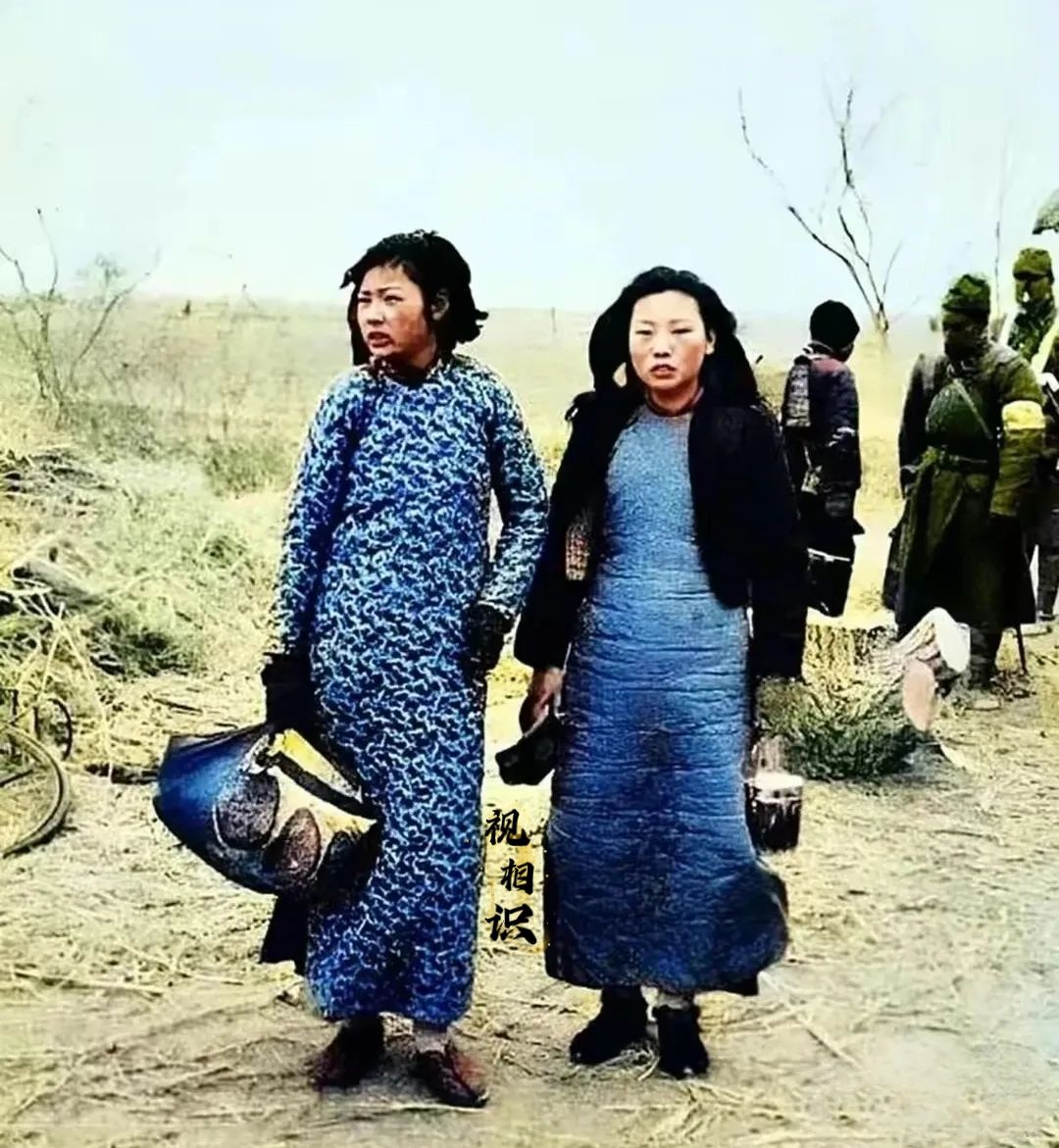 1940年，抗日战争时期，两名妇女在日军设立的路卡前的情景，当时沦陷区的百姓们，...
