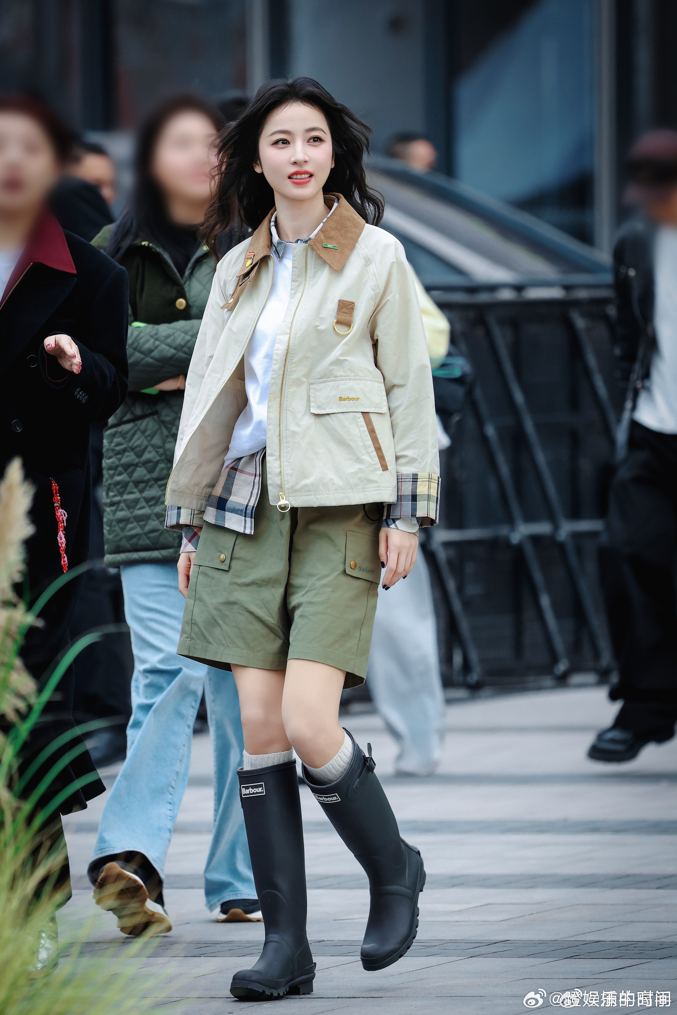 想魂穿周雨彤手里牵着的那只小狗被周雨彤的英伦风硬控了 卷毛姐姐蹲下来，小狗跳她怀